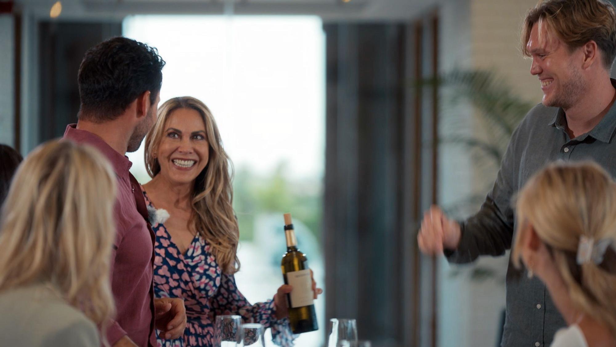 Sebastian, seine Mutter Sandra und sein Bruder Philipp auf einem Weingut.