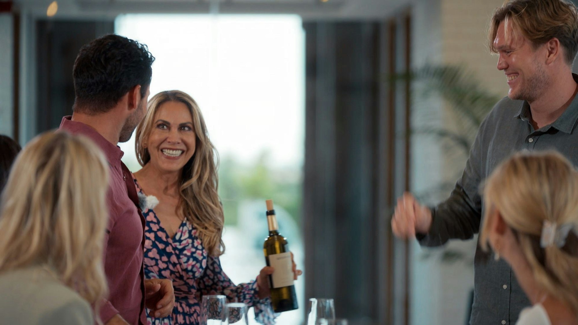 Sebastian, seine Mutter Sandra und sein Bruder Philipp auf einem Weingut.