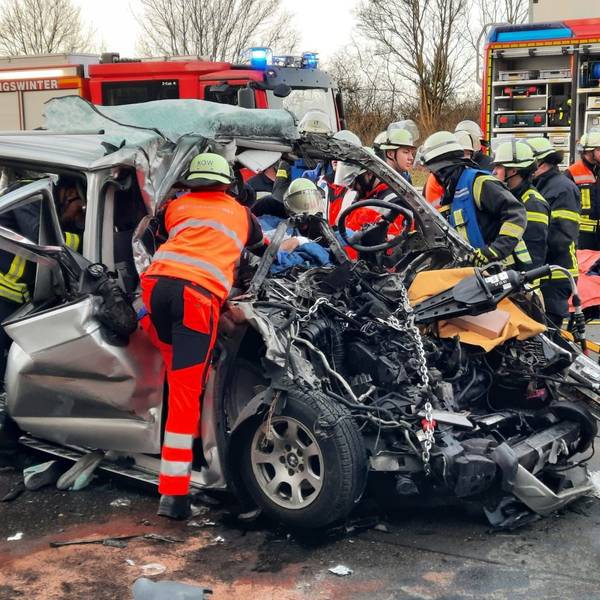 Der Fahrer eines Transporters musste nach einem schweren Unfall auf der A3 aus dem Fahrzeug befreit werden.