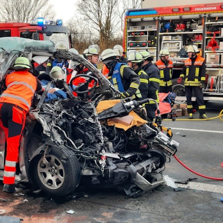 Der Fahrer eines Transporters musste nach einem schweren Unfall auf der A3 aus dem Fahrzeug befreit werden.