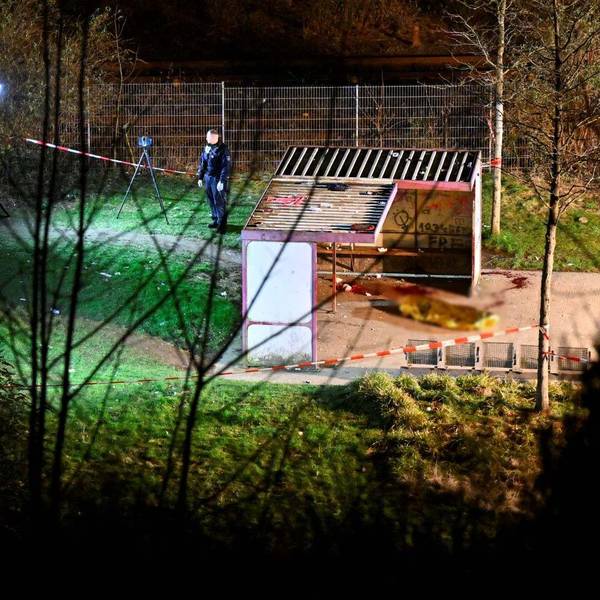 Der abgesperrte Tatort am Trinkerbüdchen am Gummersbacher Busbahnhof.
