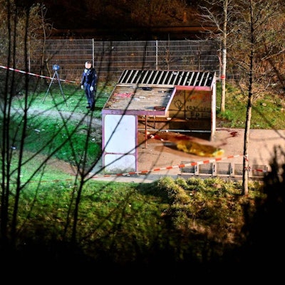 Der abgesperrte Tatort am Trinkerbüdchen am Gummersbacher Busbahnhof.