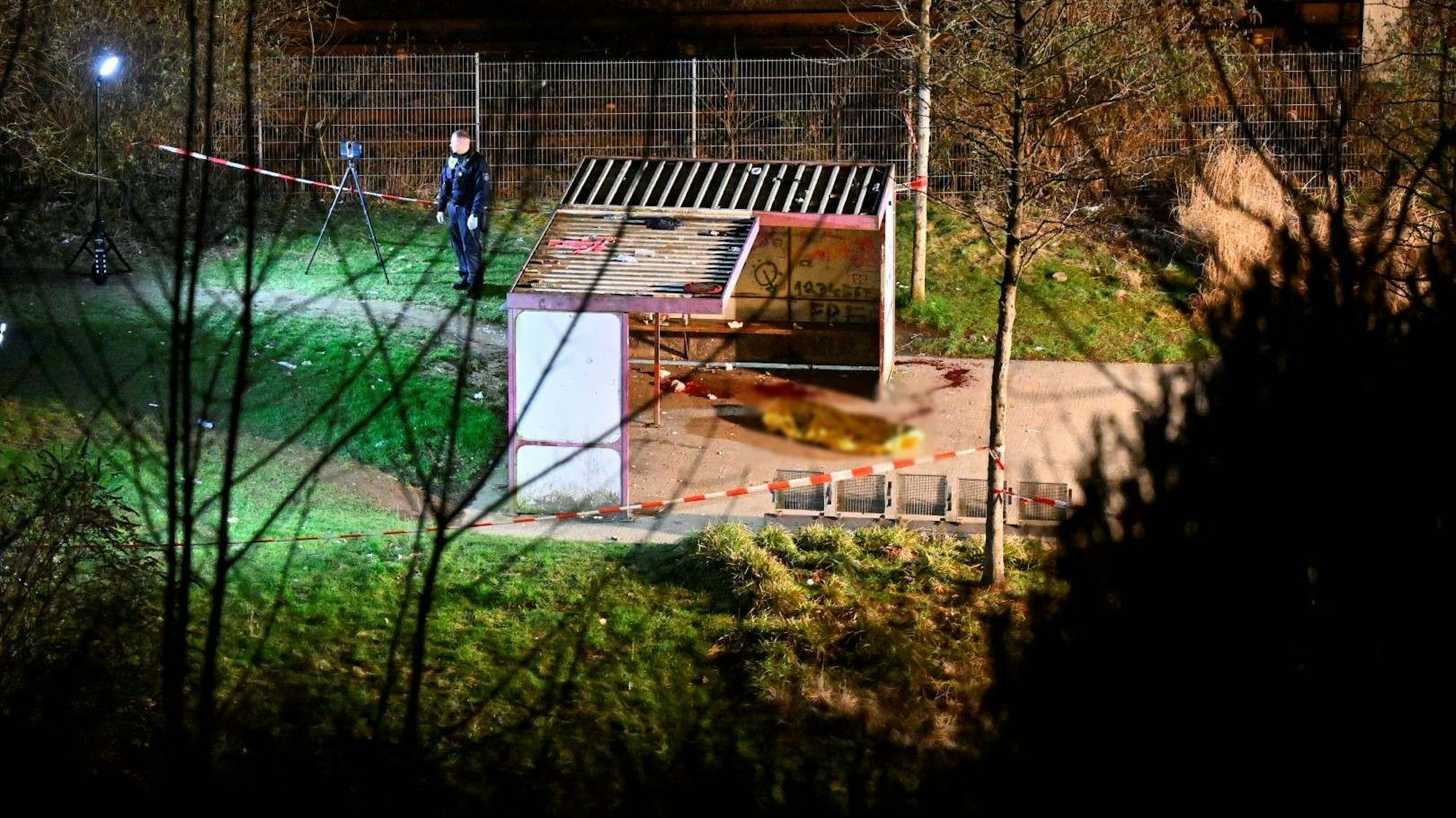 Der abgesperrte Tatort am Trinkerbüdchen am Gummersbacher Busbahnhof.