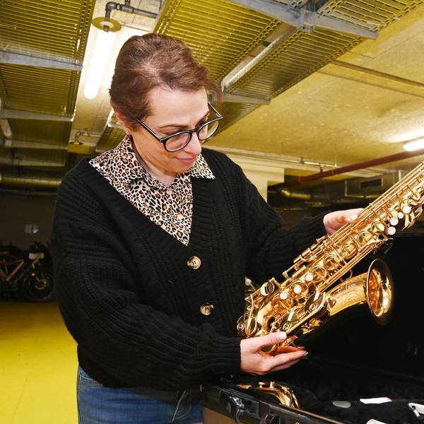 Selma Sacco hält Saxophon in der Hand