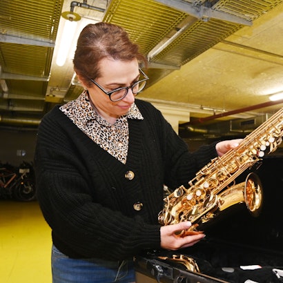Selma Sacco hält Saxophon in der Hand