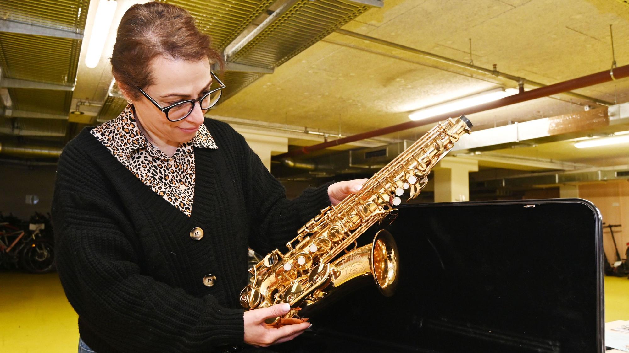 Selma Sacco hält Saxophon in der Hand