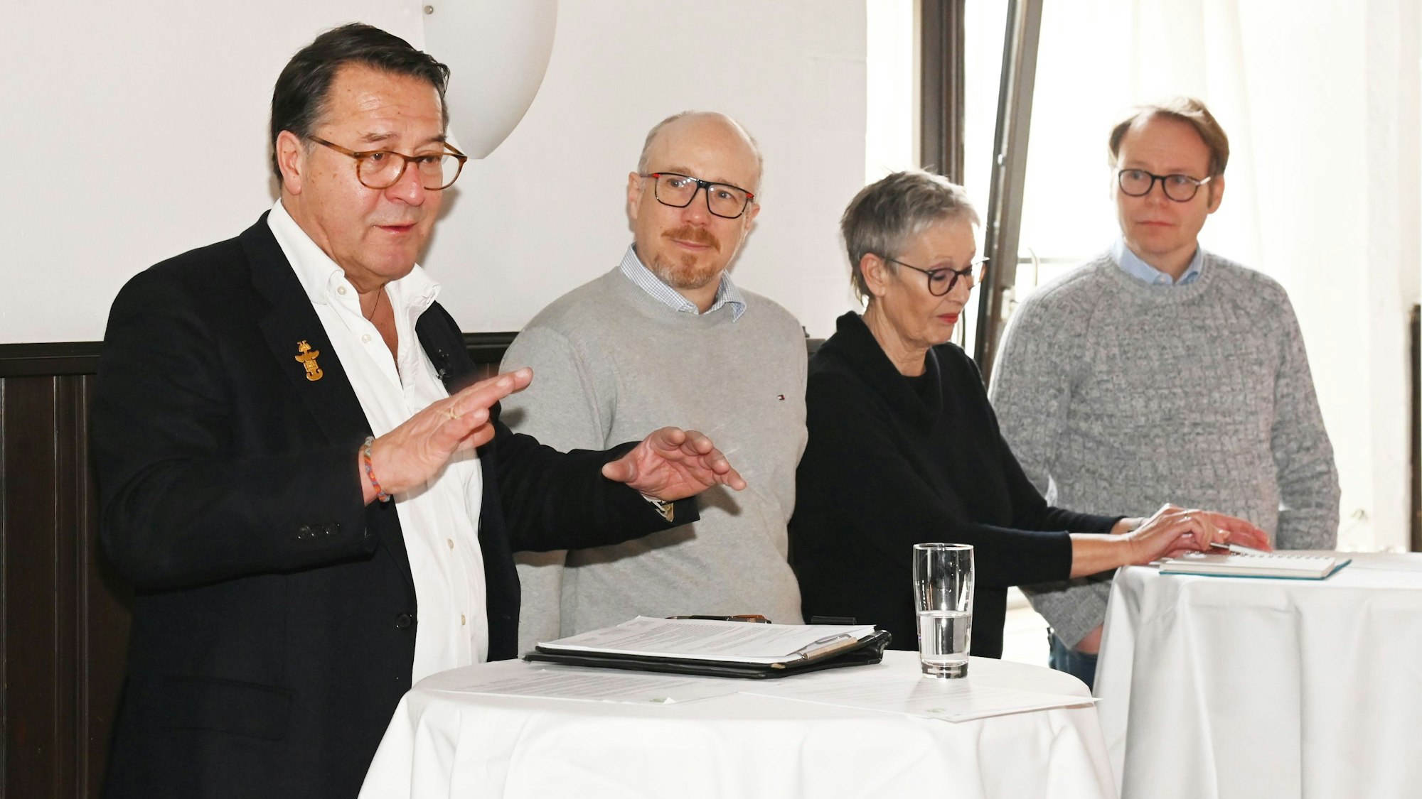 Vorstellung Verein "Hans sucht das Glück e.V." in der Severinstorburg. V.li.: Hans Mörtter, Ingo Brauckmann, Jutta Leib, Marc Münstermann.