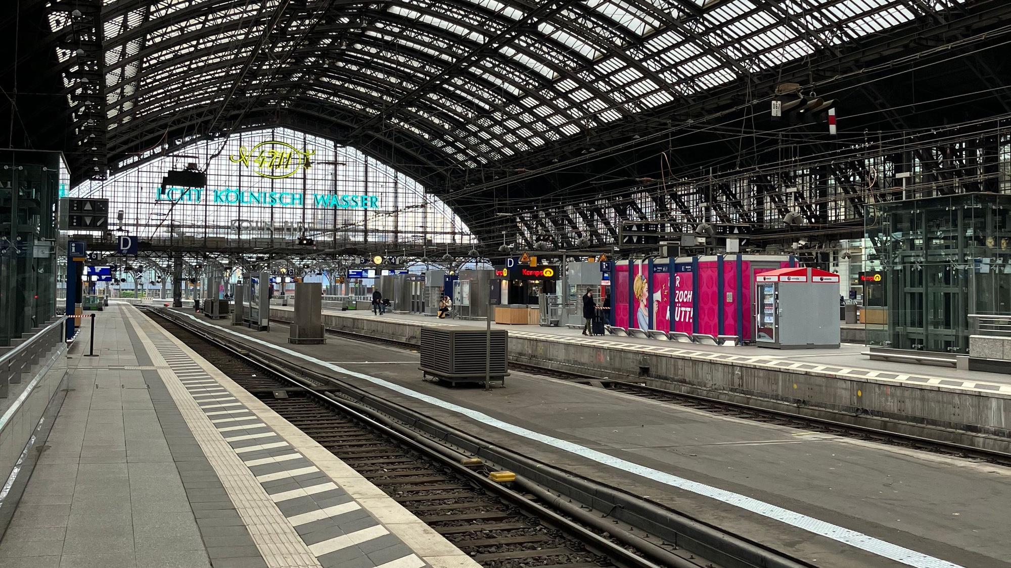 Die Gleise am Kölner Hauptbahnhof sind wegen eines Streiks der Gewerkschaft Deutscher Lokomotivführer (GDL) leer. Die Tarifverhandlungen mit der Deutschen Bahn sind gescheitert.