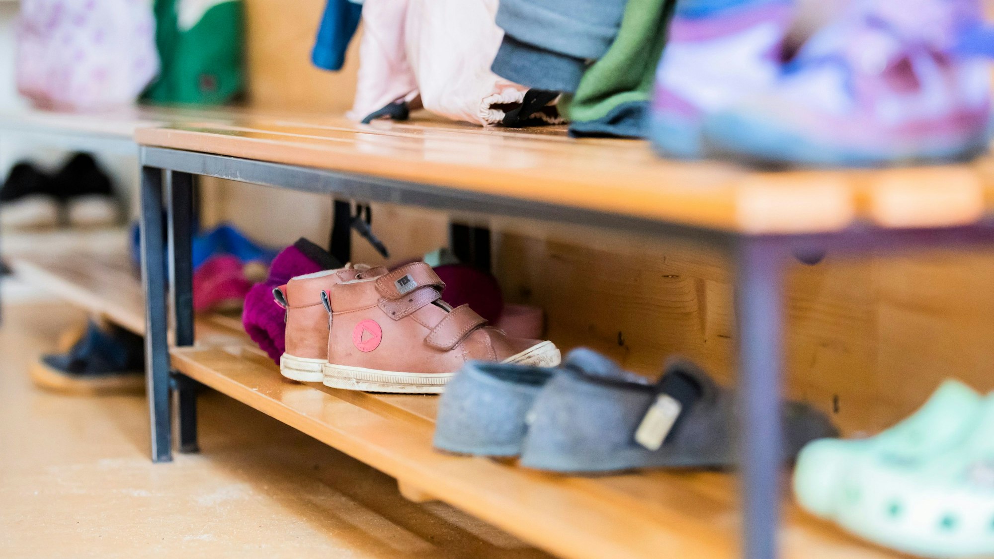 Das Schuhregal in einer Kita.