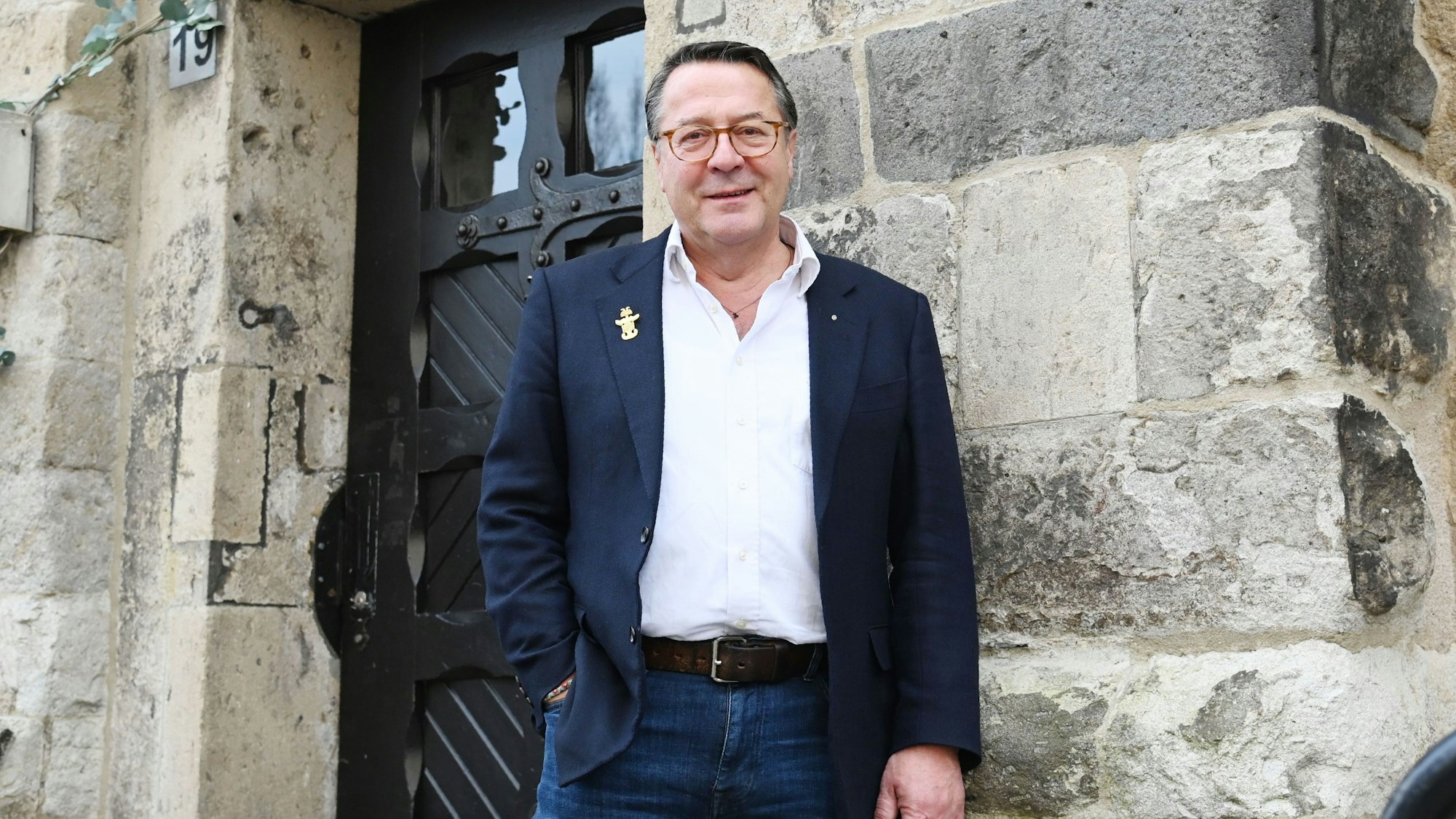 Vereinsgründer Hans Mörtter steht vor der Severinstorburg.