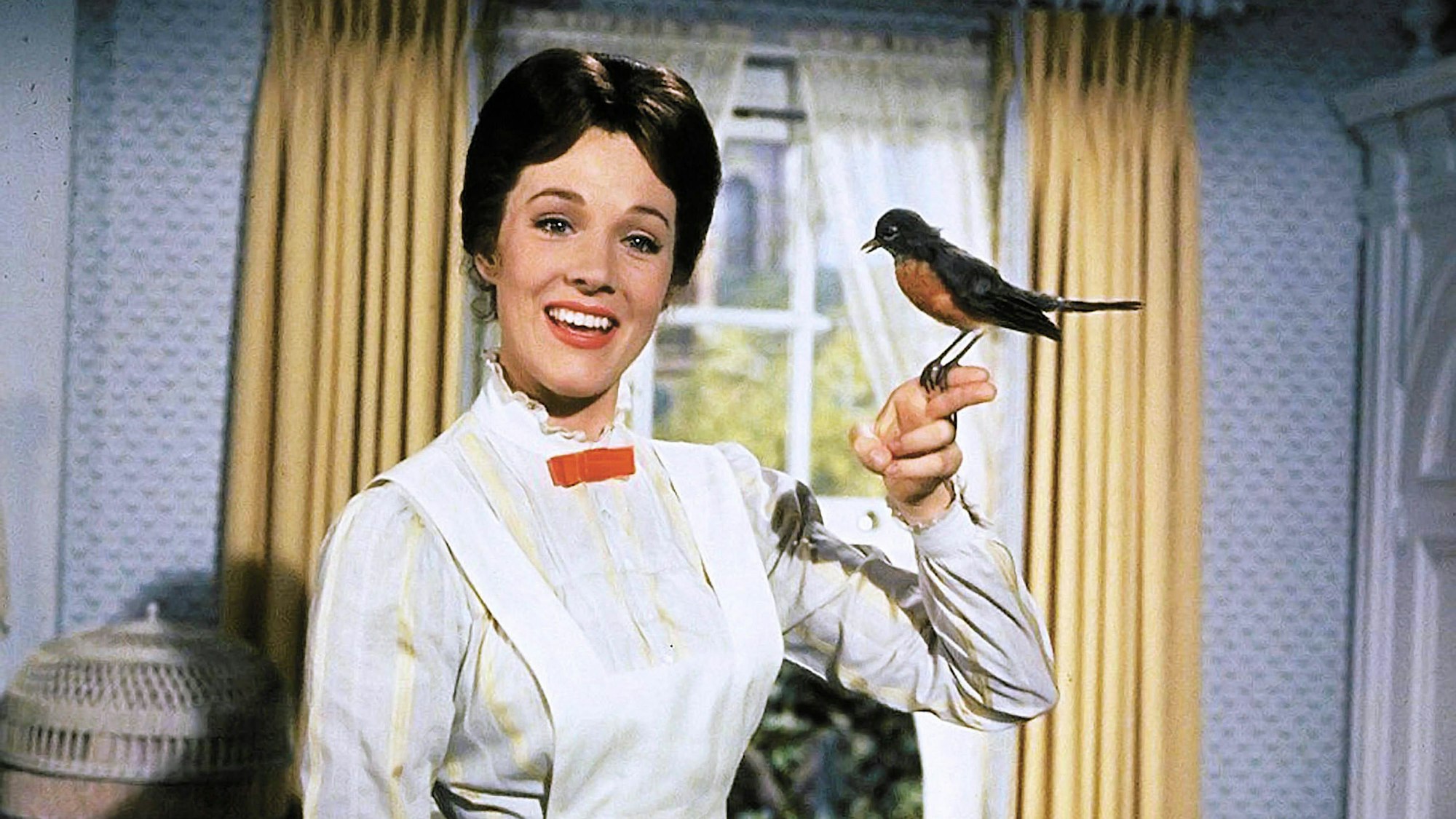 Man sieht Julie Andrews in ihrer Rolle der Mary Poppins im gleichnamigen Film.