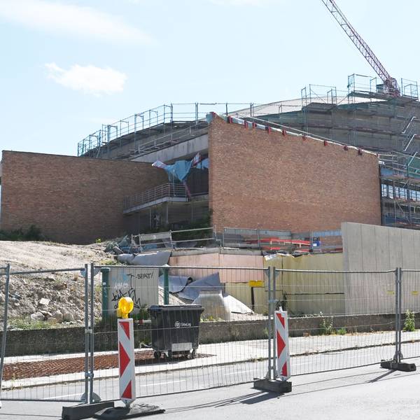 Die Beethovenhalle in Bonn, eingezäunt und umgeben von Baugerüsten.