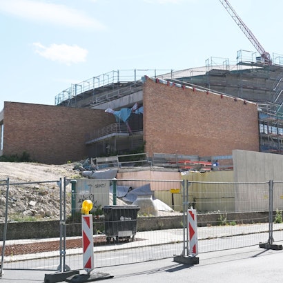 Die Beethovenhalle in Bonn, eingezäunt und umgeben von Baugerüsten.