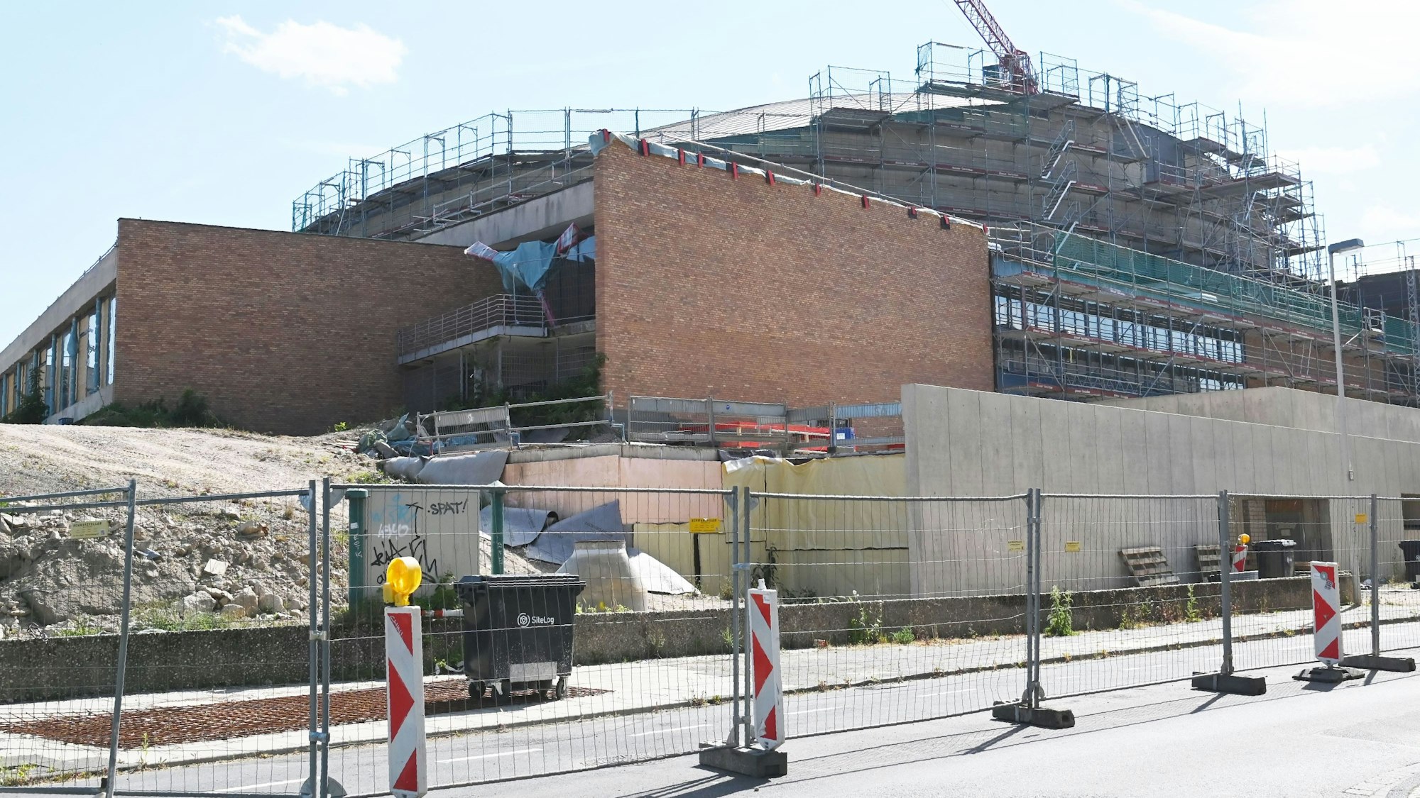 Die Beethovenhalle in Bonn, eingezäunt und umgeben von Baugerüsten.