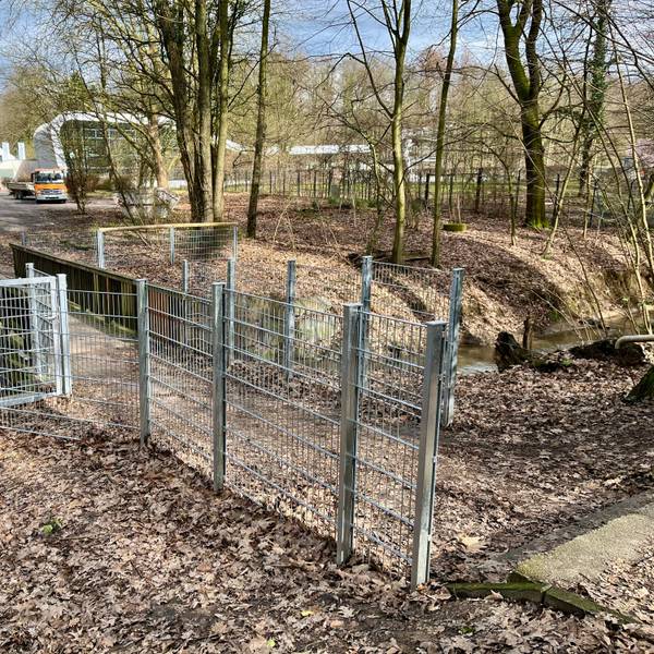 Die Brücke mit der Einzäunung ist zu sehen.