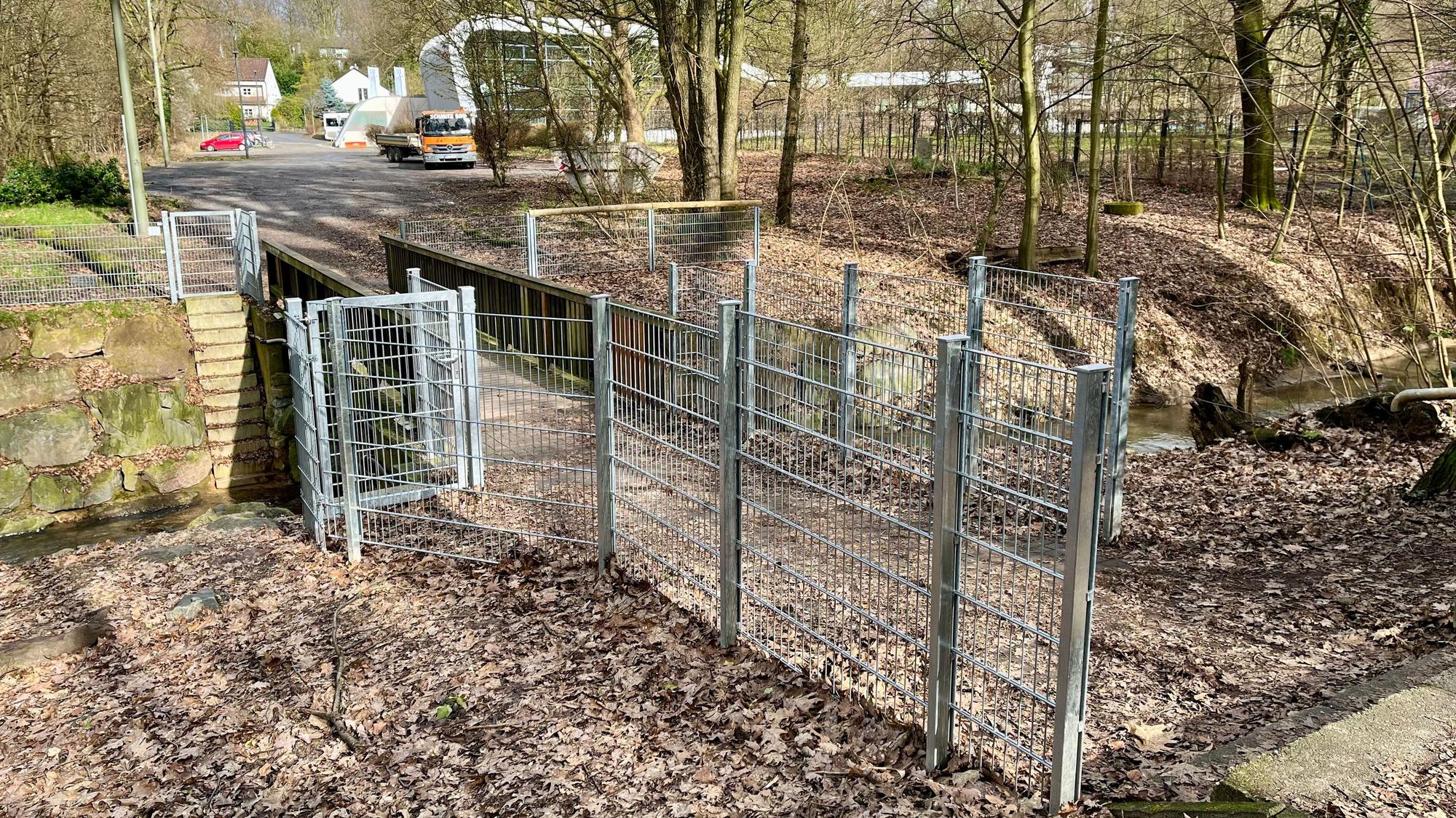 Die Brücke über den Wiembach nahe des Freibads wurde mit einer aufwendigen Zaunanlage ausgestattet.