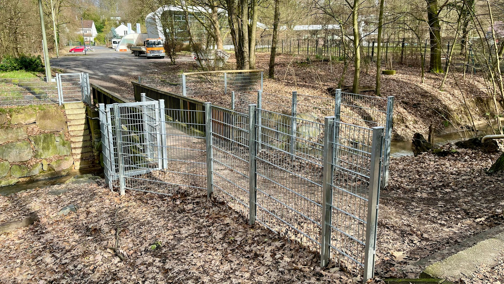 Die Brücke über den Wiembach nahe des Freibads wurde mit einer aufwendigen Zaunanlage ausgestattet.