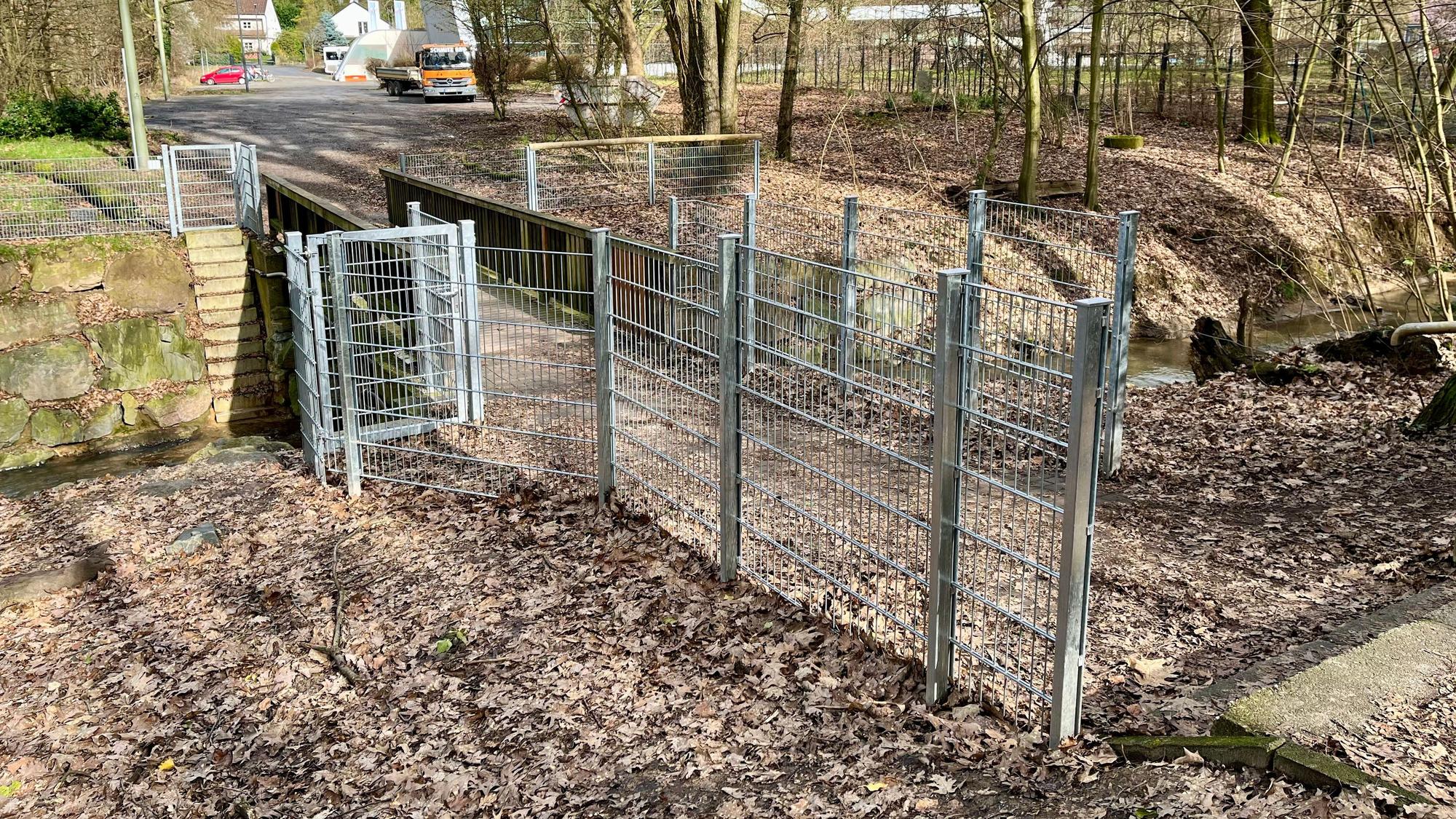Die Brücke mit der Einzäunung ist zu sehen.