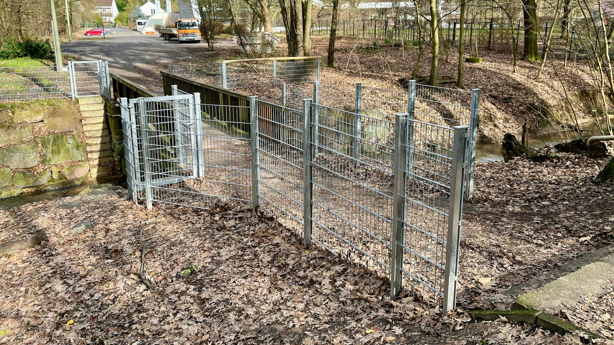 Die Brücke mit der Einzäunung ist zu sehen.