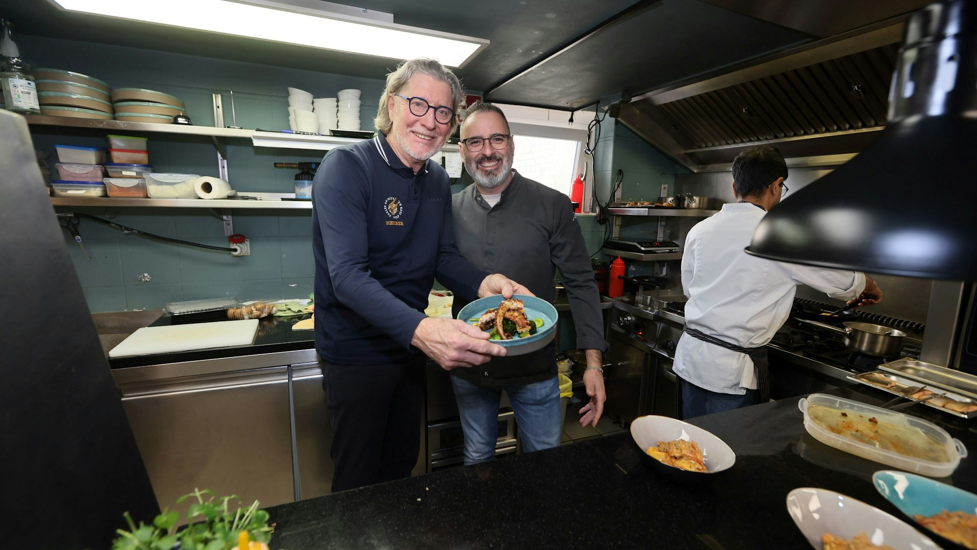 Toni Schumacher mit Spitzenkoch Luis Dias in der Küche. (Archivbild)