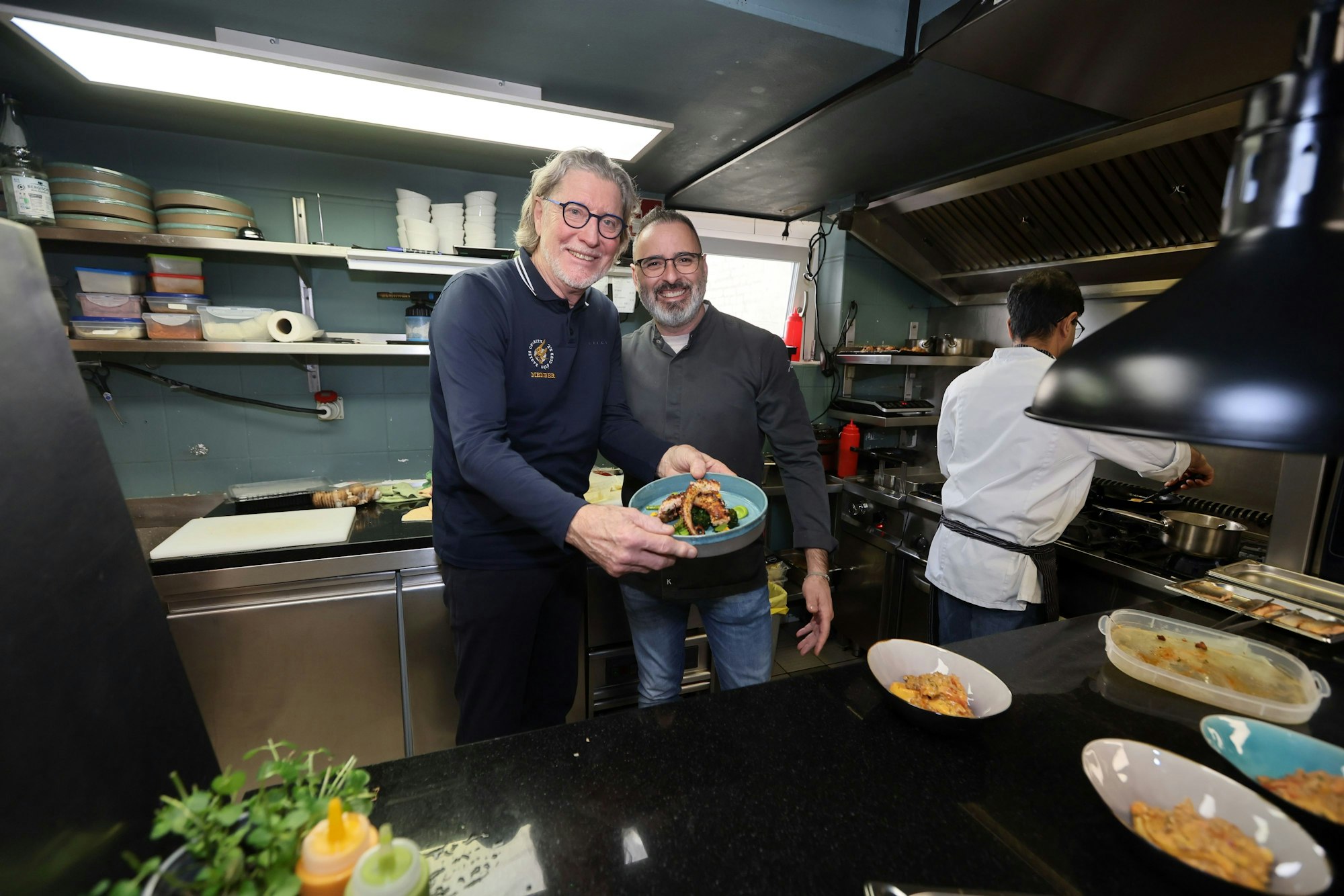 Interview-Termin mit dem„ Kölner Stadt-Anzeiger“ bei seinem Stamm-Italiener „Luis Dias“ in Rodenkirchen: Toni Schumacher lässt es sich nicht nehmen, in der Küche vorbeizukommen und das Team um Chef Luis Dias zu begrüßen.