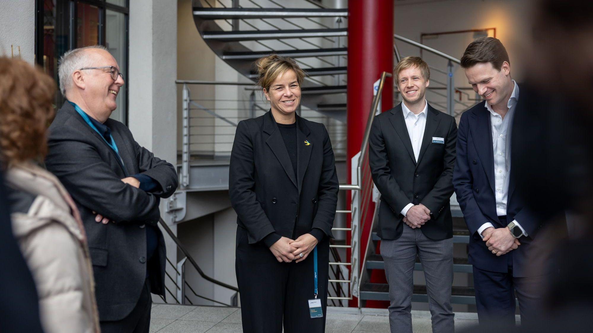 Mona Neubaur zu Besuch bei Kölnmetall-Unternehmen. Links im Bild Kölns Arbeitgeberpräsident Gunnar Herrmann, Aufsichtsrat von Ford