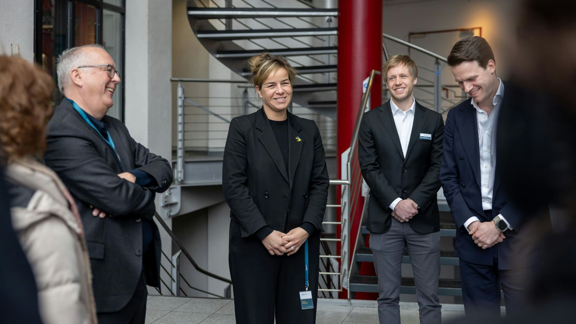 Mona Neubaur zu Besuch bei Kölnmetall-Unternehmen. Links im Bild Kölns Arbeitgeberpräsident Gunnar Herrmann, Aufsichtsrat von Ford