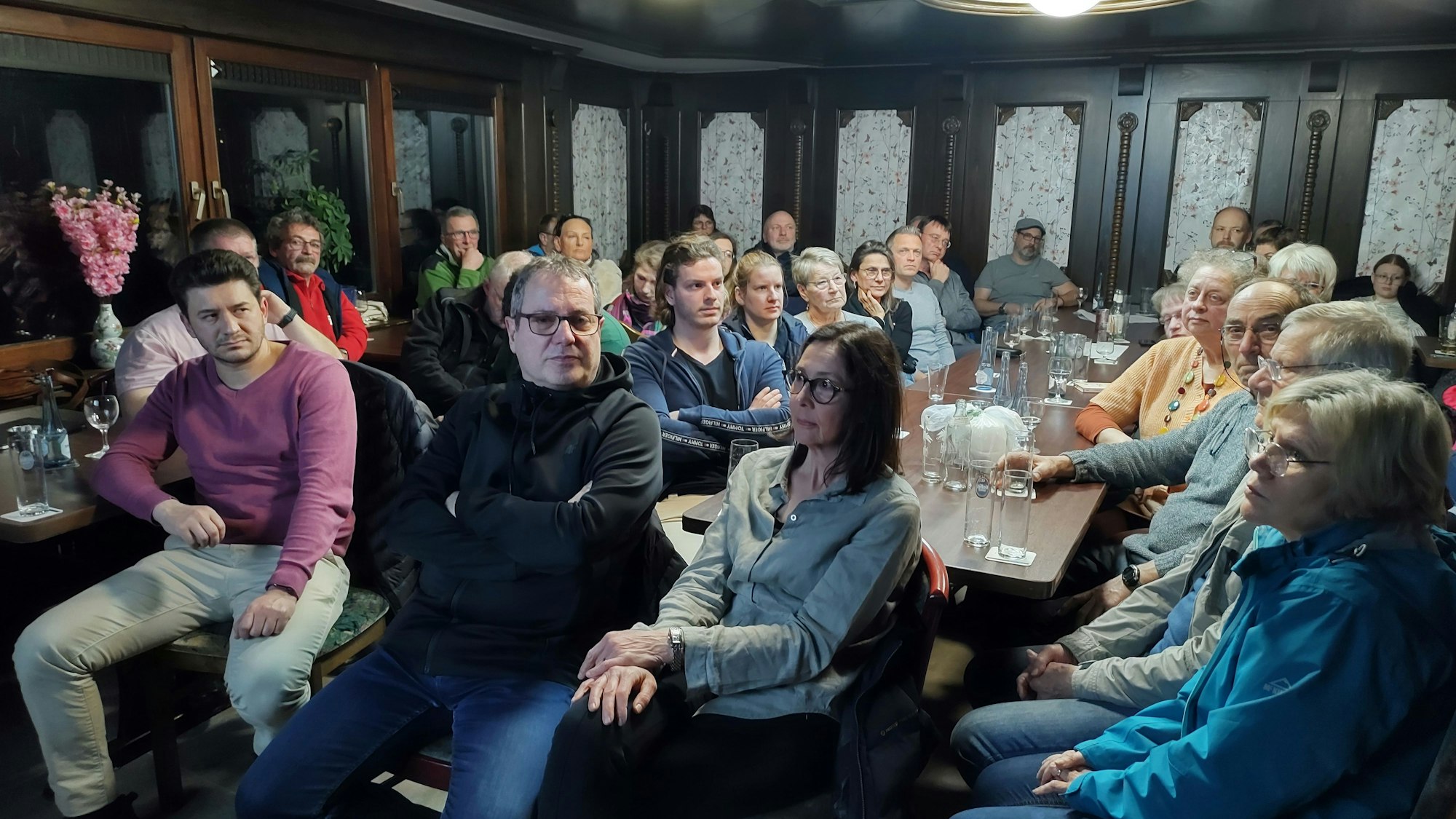 Zahlreiche Bürger lauschen den Vorträgen der Stadtverwaltung.