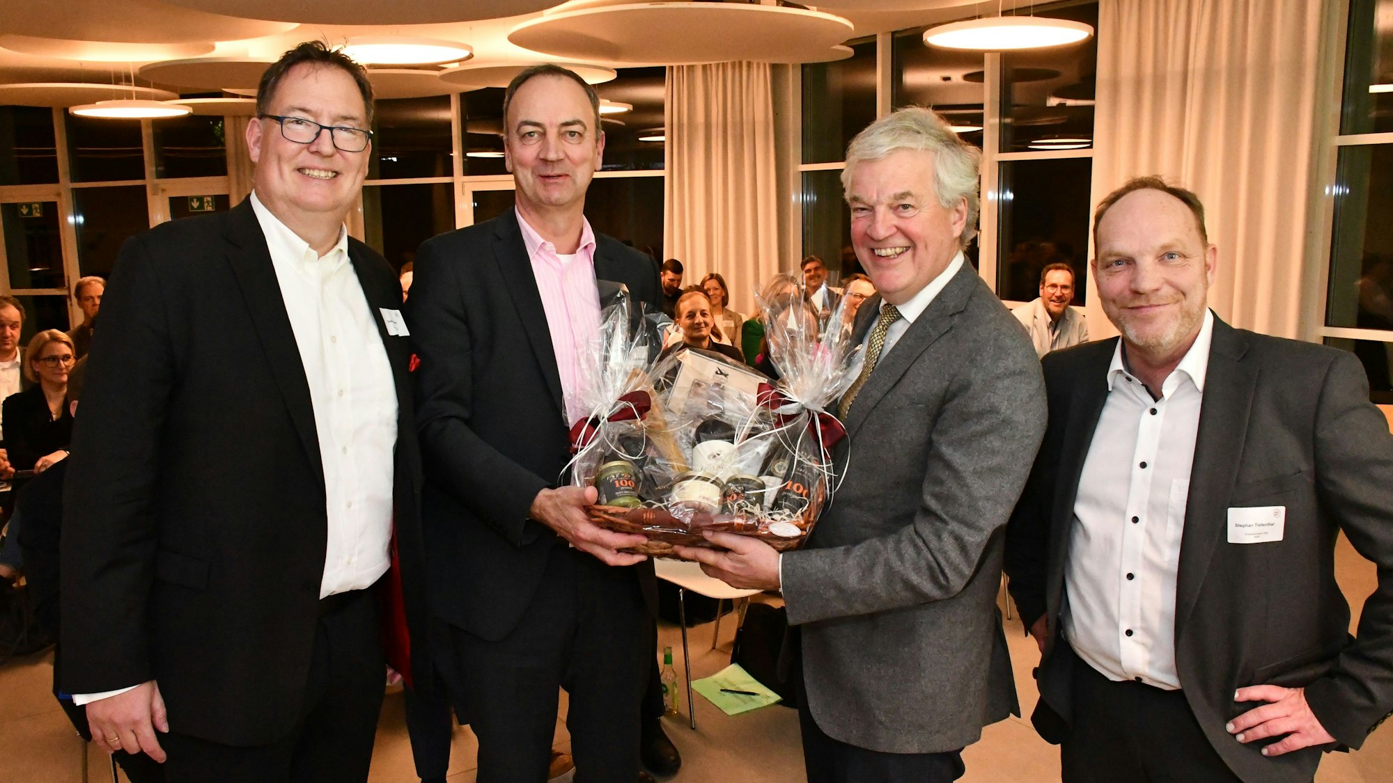 Der neue Vorstand bedankt sich beim scheidenden Vorsitzenden mit einem Präsentkorb.
