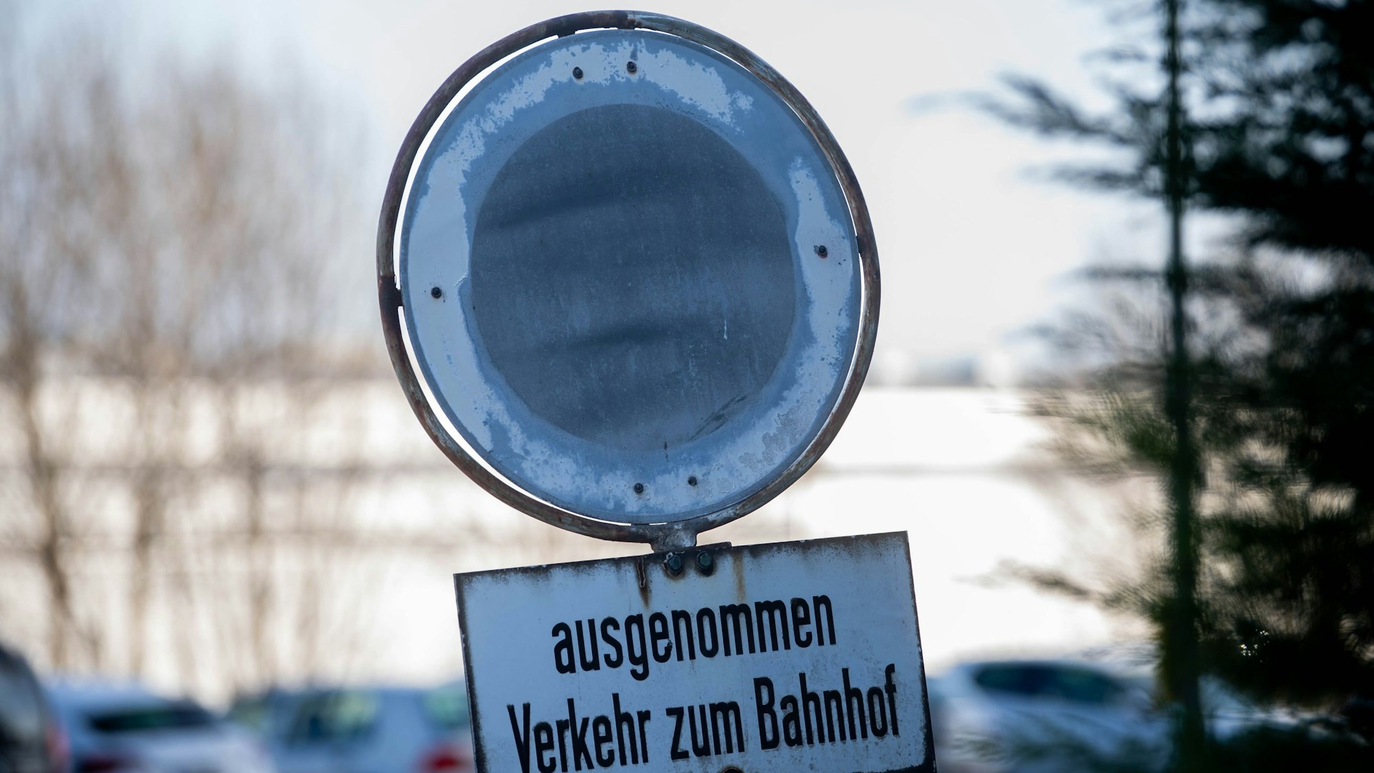 Das Bild zeigt ein Verkehrsschild, das in die Jahre gekommen ist und nicht mehr zu entziffern ist.