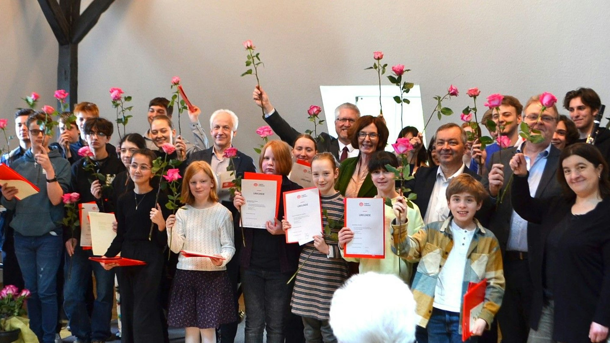 Zu sehen sind die jungen Musiker sowie Dozenten und Unterstützer.