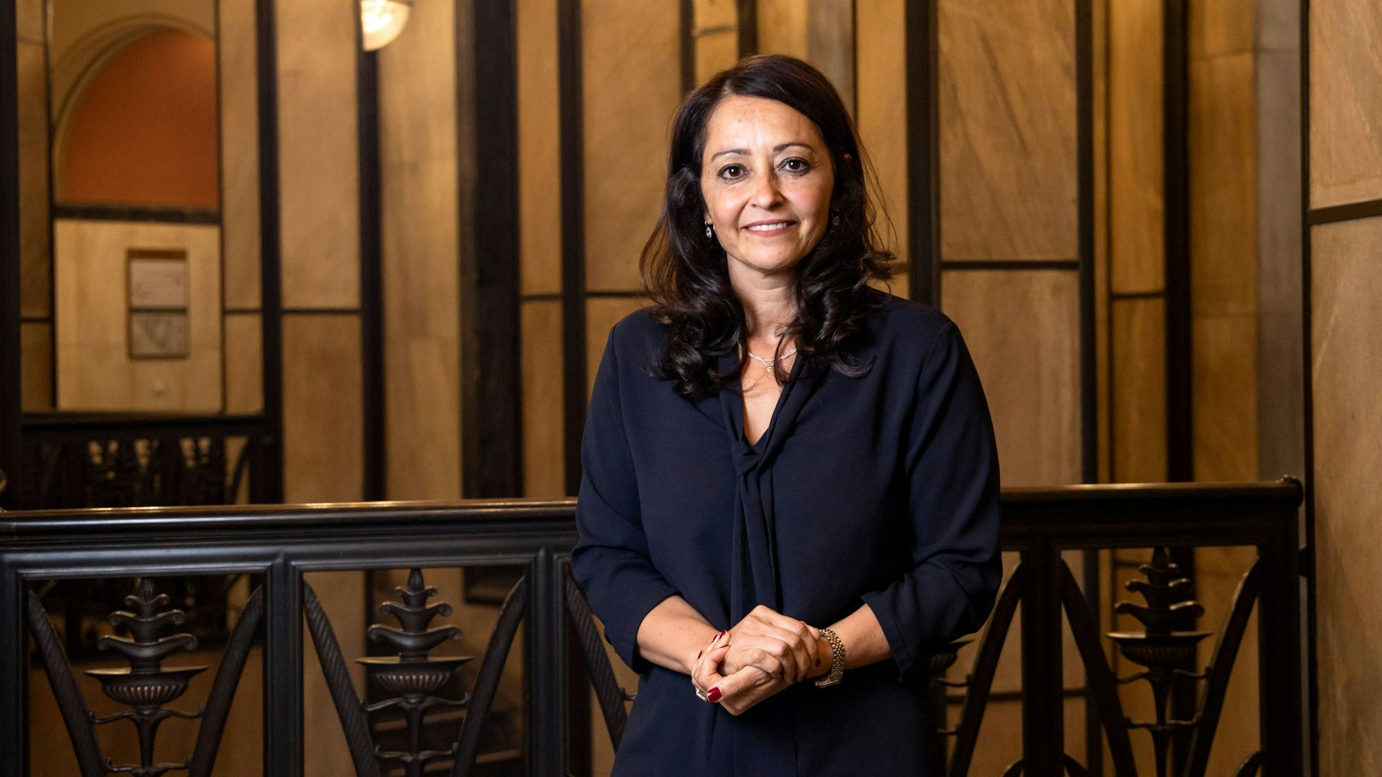 Die Berliner Justizsenatorin Felor Badenberg (parteilos) steht im Oktober 2023 im Gebäude der Berliner Senatsverwaltung.