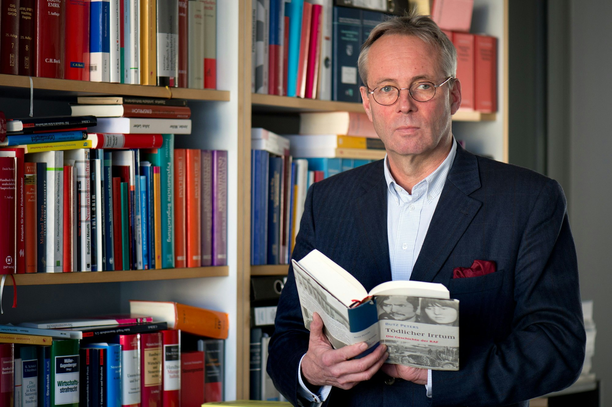 ARCHIV - 18.01.2016, Sachsen, Dresden: Rechtsanwalt und RAF-Experte Butz Peters in seiner Kanzlei. Peters hofft nach der Festnahme der Terroristin Daniela Klette auf eine weitreichende Aufklärung der Taten der dritten Generation der Roten Armee Fraktion. (zu dpa: «RAF-Experte: Chance, Licht ins Dunkel der Taten zu bringen.») Foto: Arno Burgi/dpa +++ dpa-Bildfunk +++