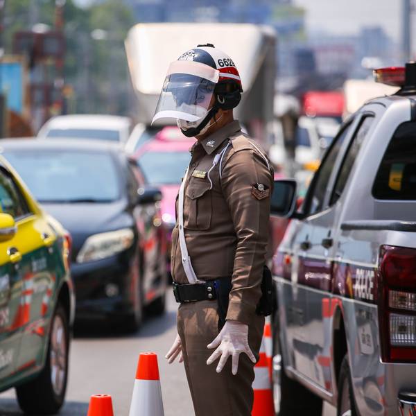 Ein thailändischer Polizist steht im Straßenverkehr. Bei einem Verkehrsunfall sind zwei Stiefbrüder aus Düsseldorf getötet worden. (Symbolbild)