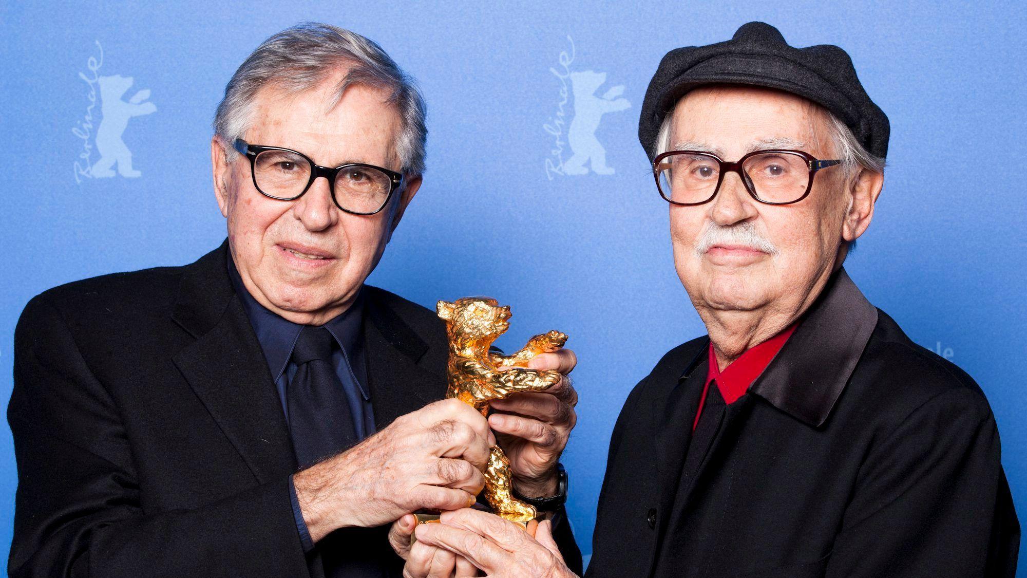Die italienischen Regisseure Vittorio und Paolo Taviani halten einen Preis in die Höhe. Es handelt sich um den Goldenen Bär, den sie für ihren Film „Cäsar muss sterben“ gewonnen haben.