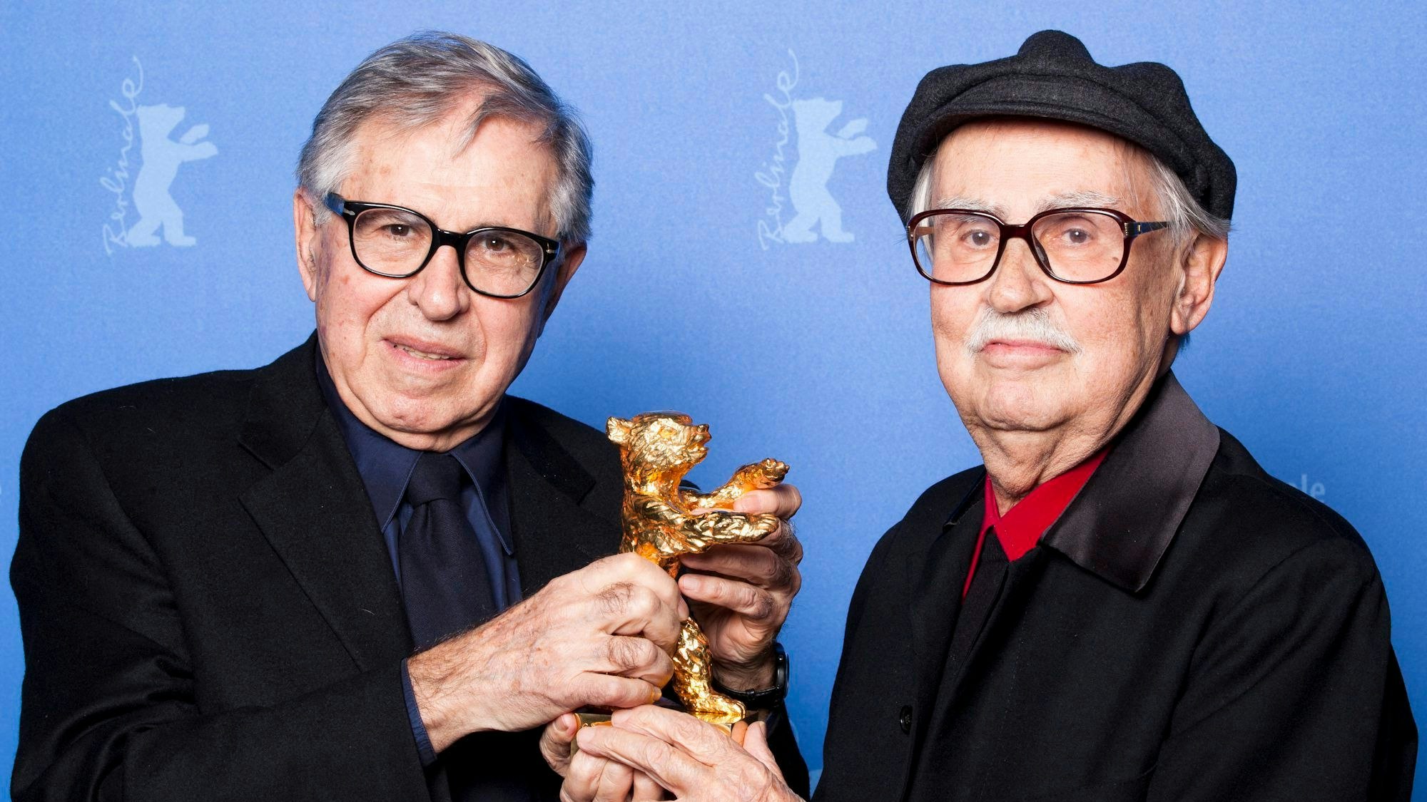 Die italienischen Regisseure Vittorio und Paolo Taviani halten einen Preis in die Höhe. Es handelt sich um den Goldenen Bär, den sie für ihren Film „Cäsar muss sterben“ gewonnen haben.