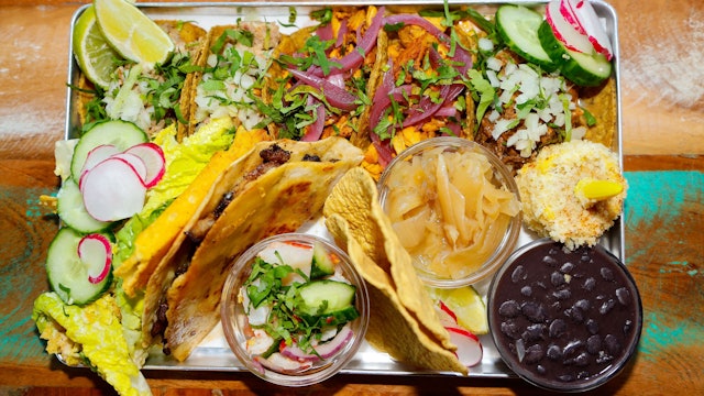 Eine mexikanische Platte mit gefüllten Nachos steht auf einem Tisch. (Foto aus der Taqueria Los Carnales)