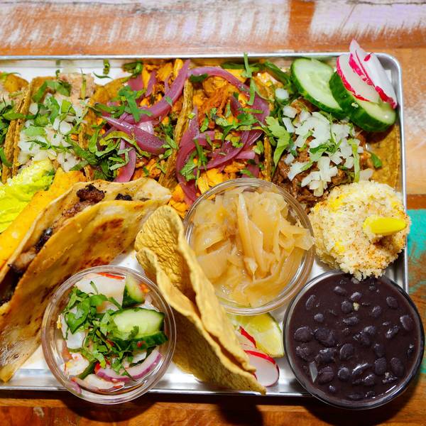 Eine mexikanische Platte mit gefüllten Nachos steht auf einem Tisch. (Foto aus der Taqueria Los Carnales)