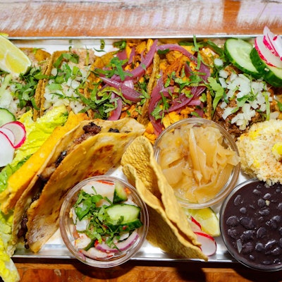 Eine mexikanische Platte mit gefüllten Nachos steht auf einem Tisch. (Foto aus der Taqueria Los Carnales)