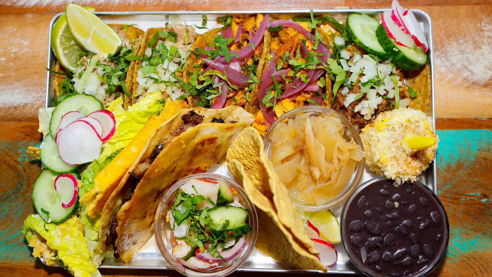 Tacos in der Taqueria Los Carnales im Kölner Rheinauhafen. (Archivbild)