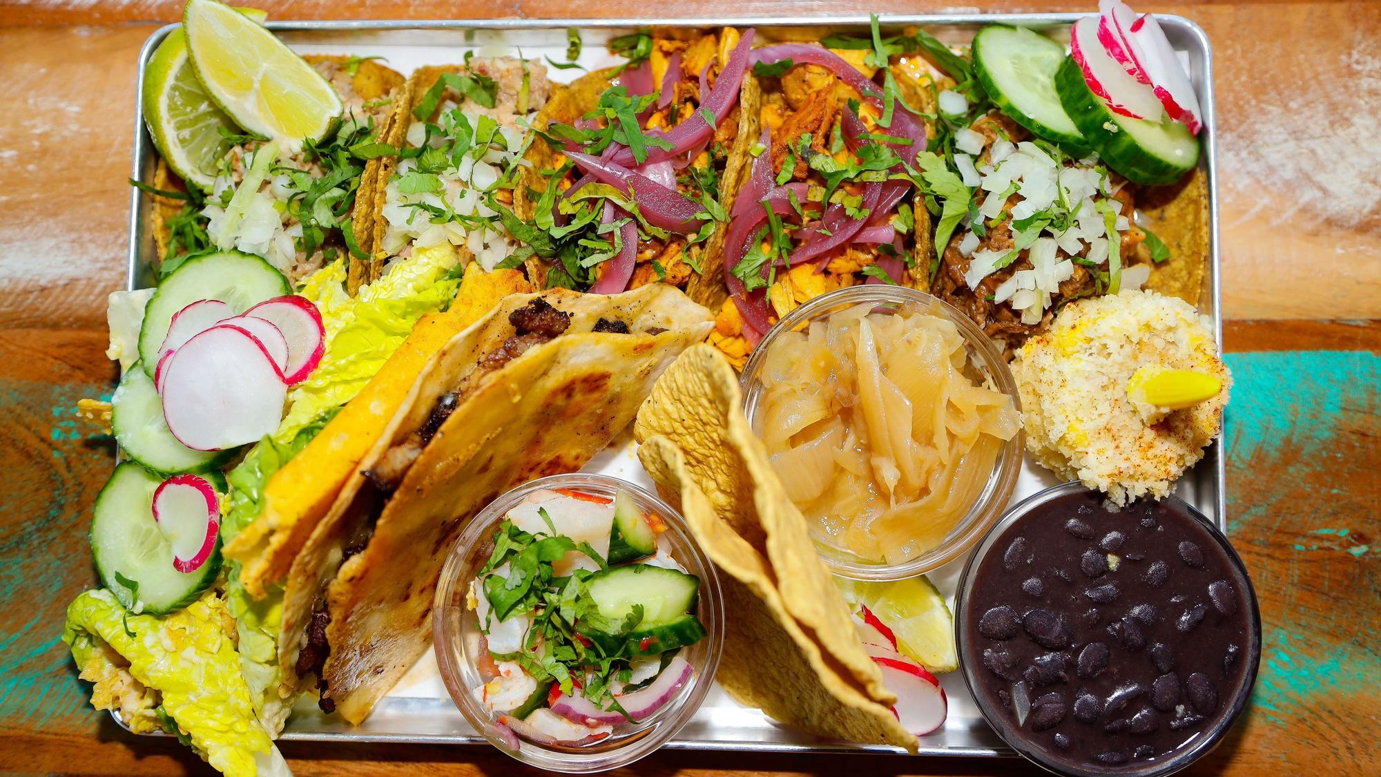 Eine mexikanische Platte mit gefüllten Nachos steht auf einem Tisch. (Foto aus der Taqueria Los Carnales)