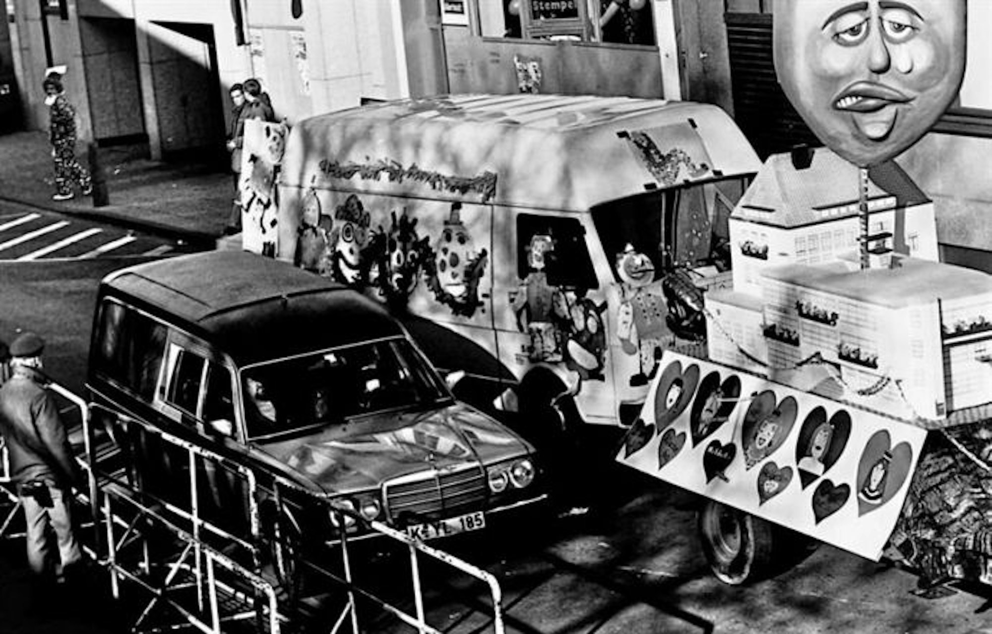 Der Leichenwagen mit der toten Petra Nohl musste sich 1988 in die Schull- und Veedelszöch einreihen, die am Tatort vorbeizogen.