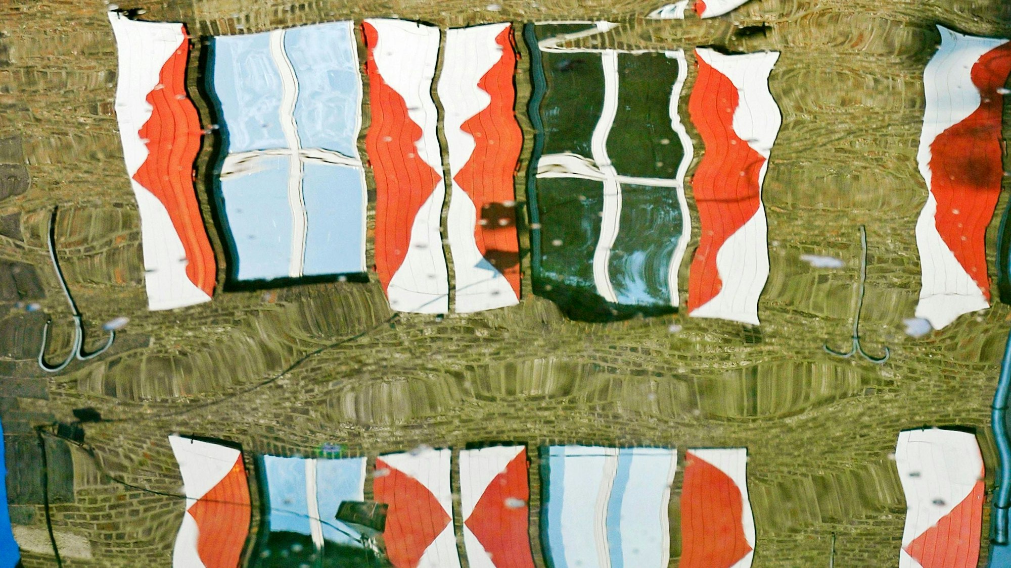 Die Fassade des Kölnischen Stadtmuseums spiegelt sich im Wasser.