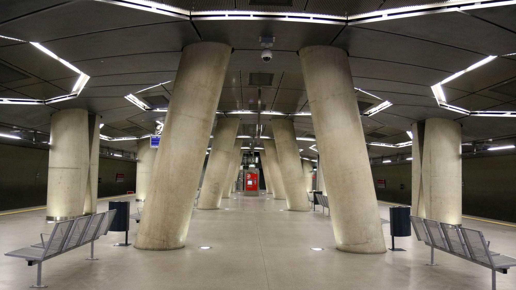 Die U-Bahn-Haltestelle Serverinstraße ist menschenleer.