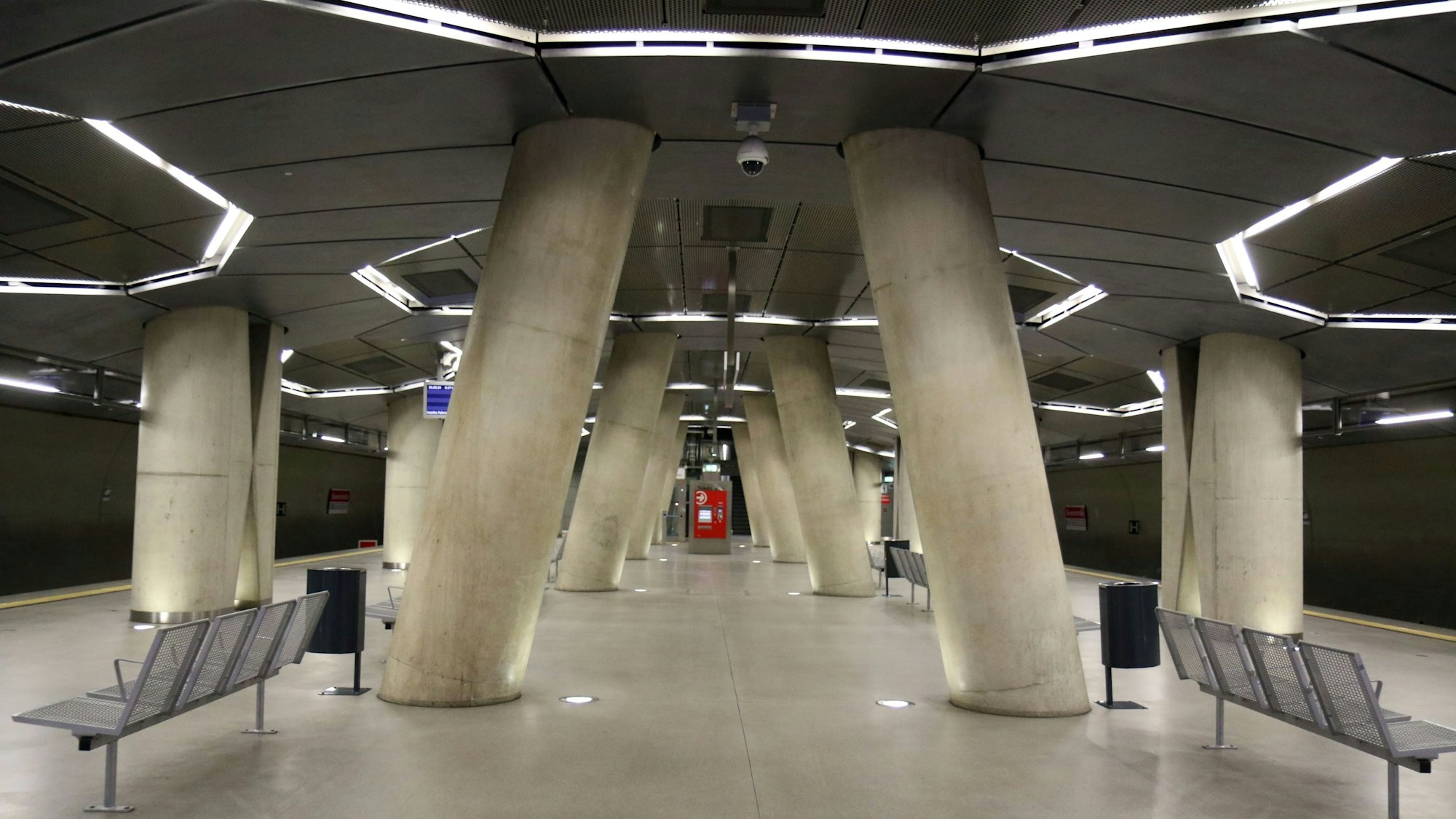Die U-Bahn-Haltestelle Serverinstraße ist menschenleer.
