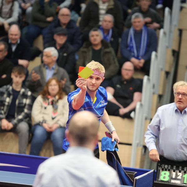 Bergneustadts Romain Ruiz hält dem Schiedsrichter die Gelb-Rote Karte entgegen.