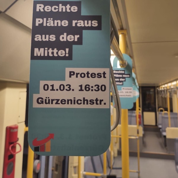 FFF hat in Kölner KVB-Bahnen Flyer aufgehängt, auf denen das Logo der CDU mit dem der AFD vermischt wird.