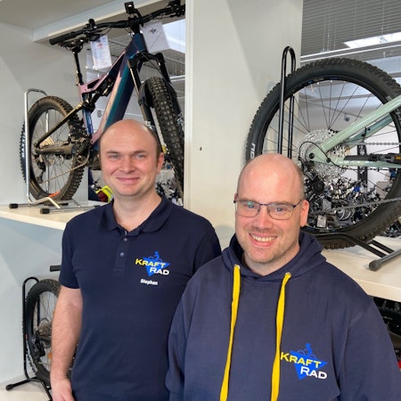 Auf dem Bild sind zwei Männer zu sehen.