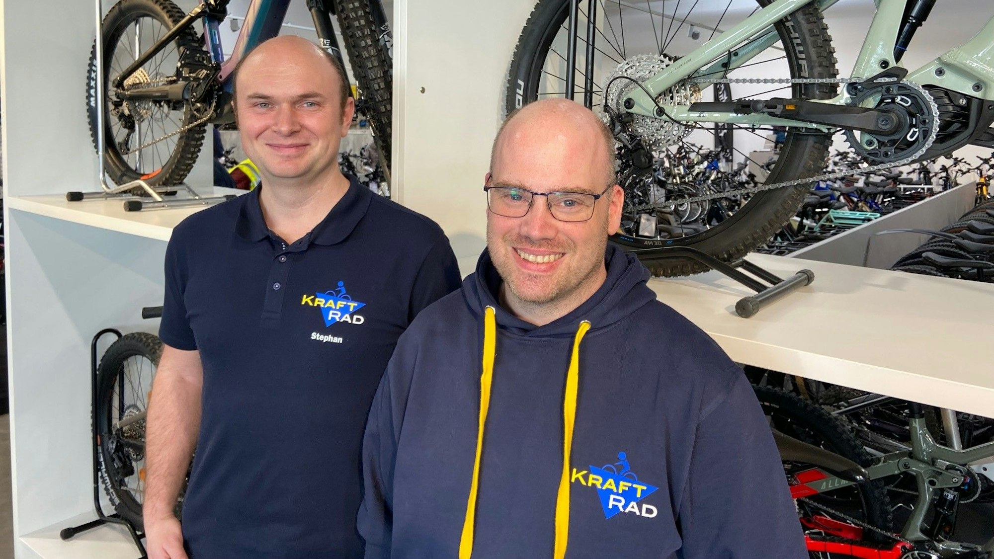 Auf dem Bild sind zwei Männer zu sehen.