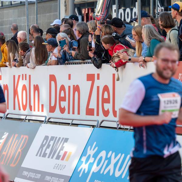 37.000 Läuferinnen und Läufer haben sich vorgenommen, am Sonntag das Ziel auf der Komödienstraße im Schatten des Doms zu erreichen.